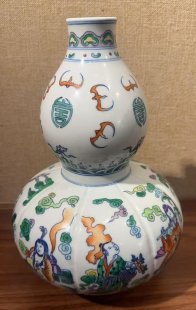 清雍正斗彩五福捧寿人物纹葫芦瓶