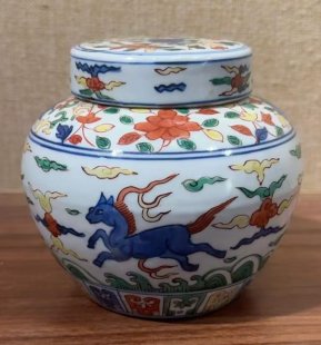 明嘉靖青花五彩天马纹盖罐