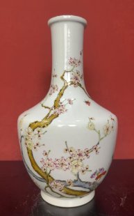 清嘉庆粉彩花卉纹长颈瓶