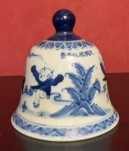 明成化青花婴戏纹摇铃