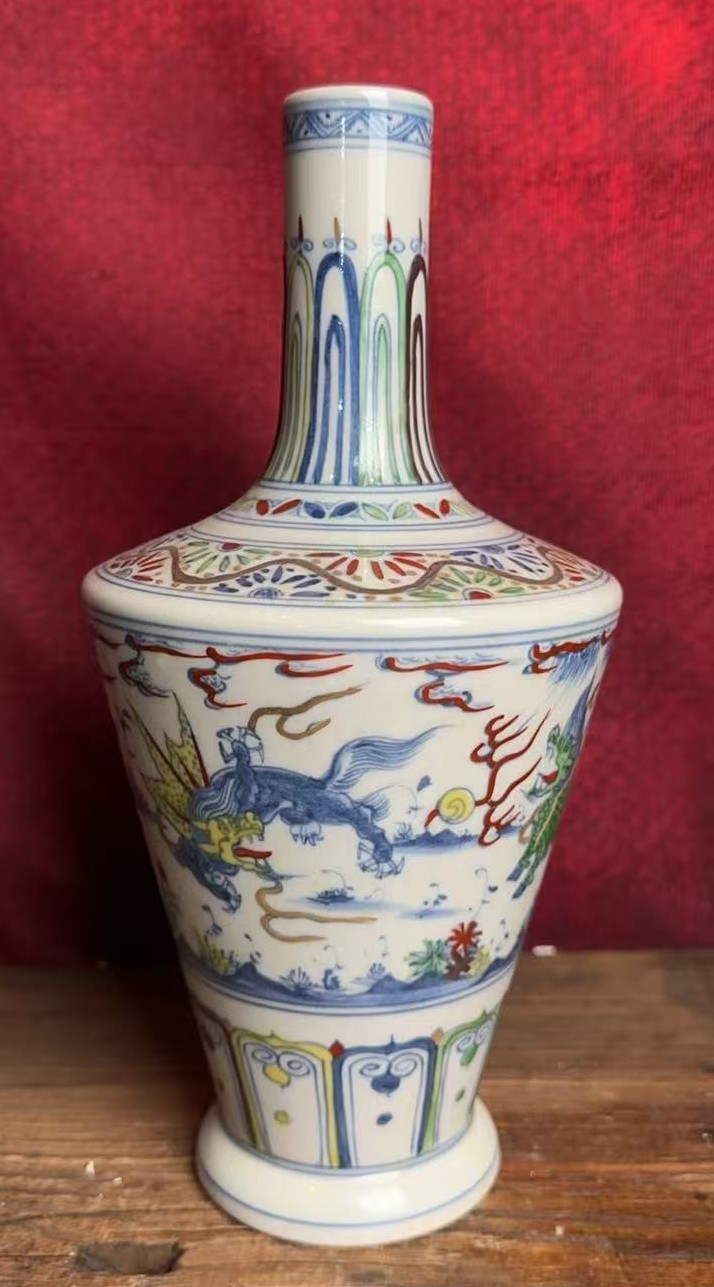 明成化斗彩瑞兽纹直口瓶